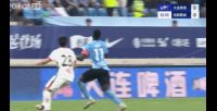 杨帅疑似附加动作放倒马莱莱，裁判吹罚犯规+无牌