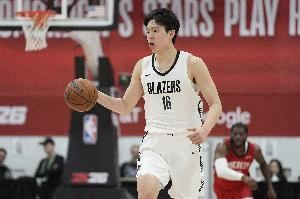 媒体人：杨瀚森已经离开青岛 明天从香港飞回美国开始备战新赛季